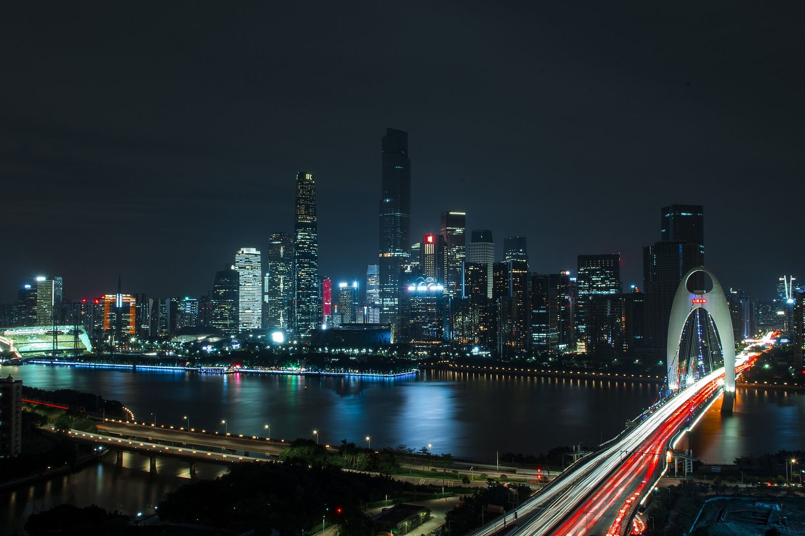 Guangzhou de noche sobre el rio de las Perlas, sede de la Feria de Canton